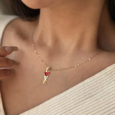 آویز Love قرمز عمودی