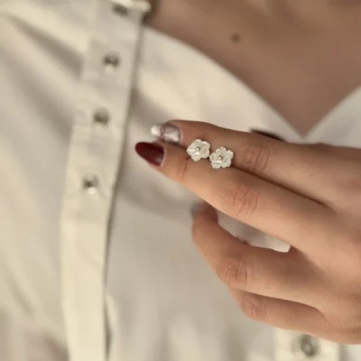 گوشواره میخی گل صدفی